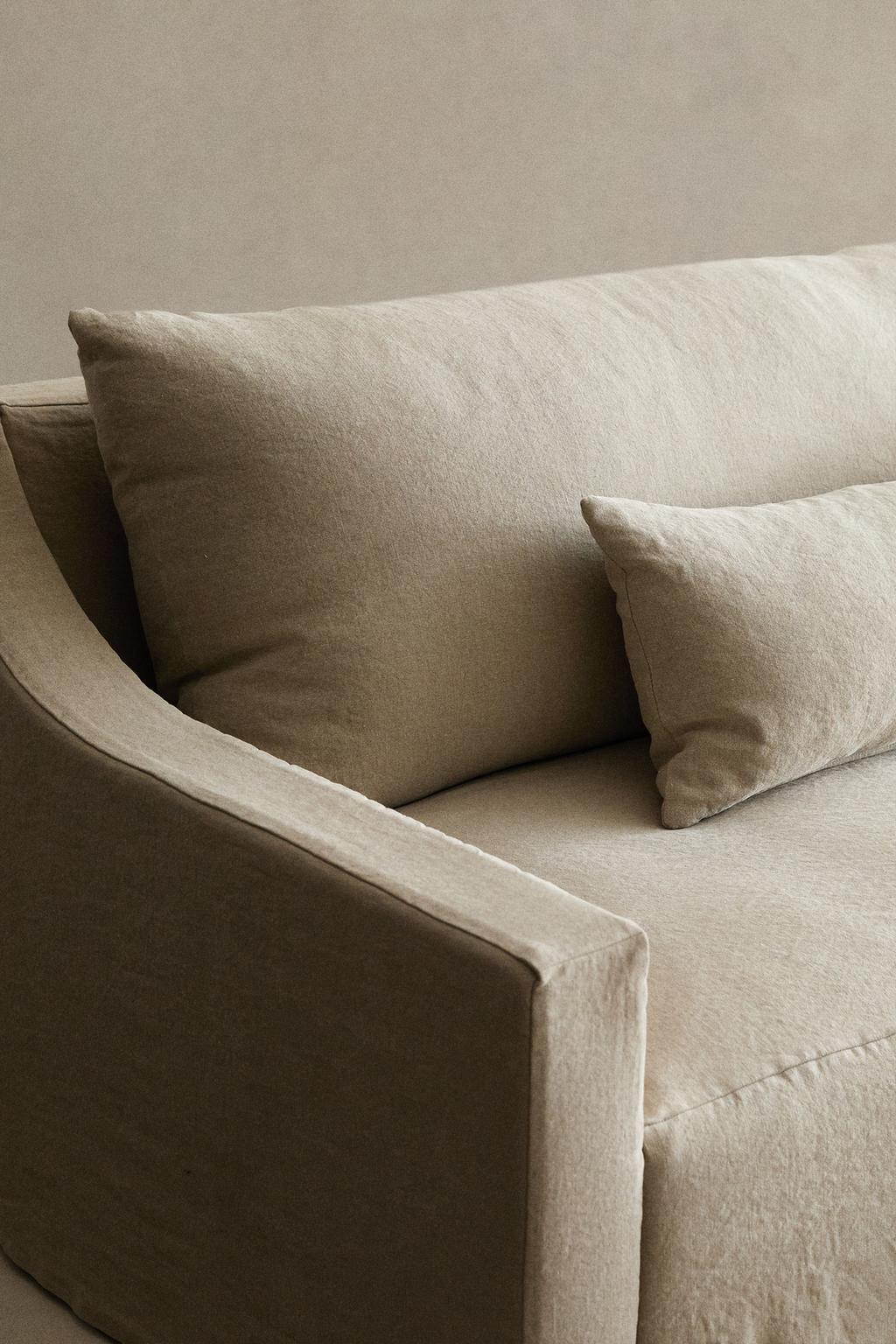 Диван с съемным чехлом из вымытого льна