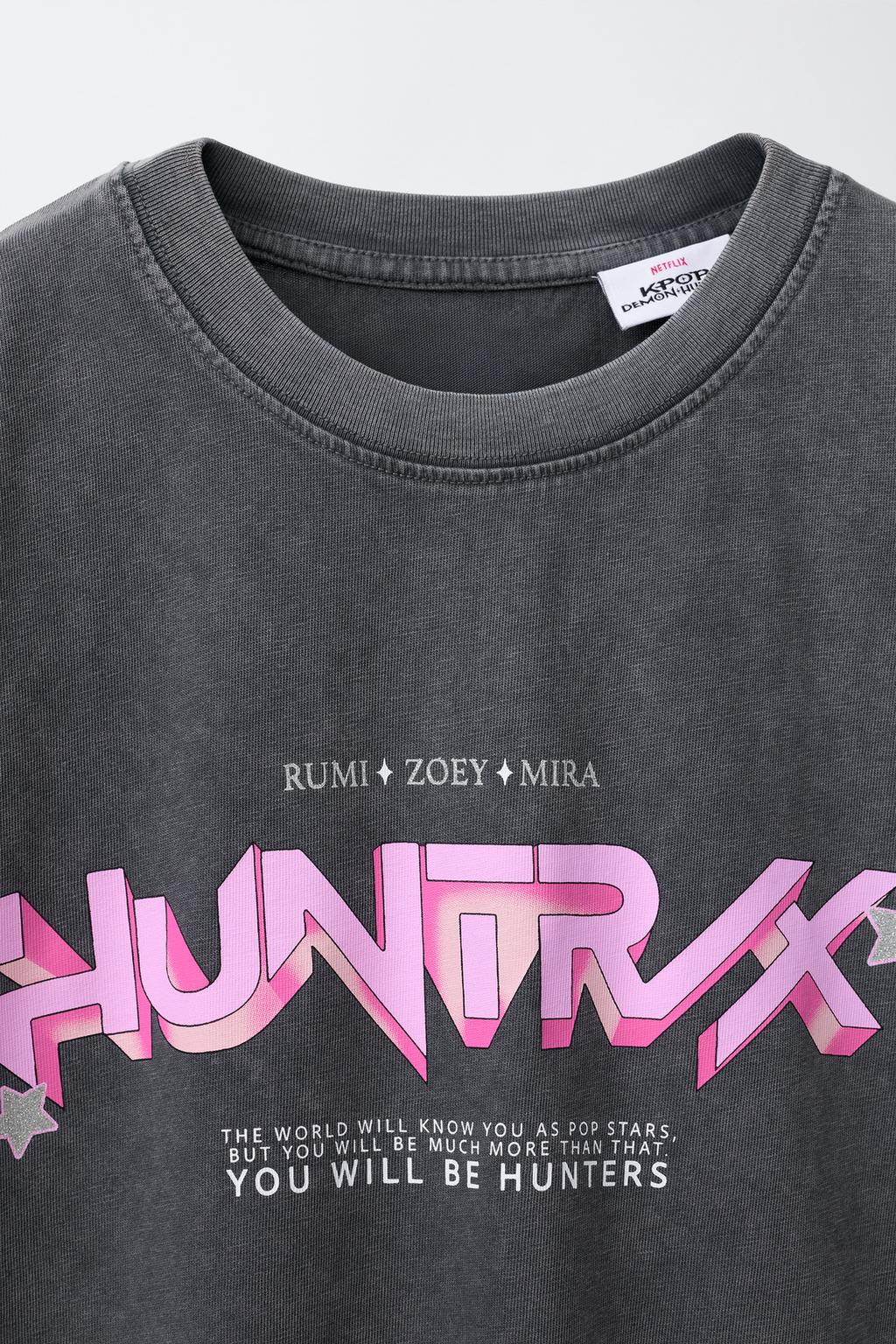 ФУТБОЛКА С ЭФФЕКТОМ ПОТЕРТОСТИ И ПРИНТОМ KPOP DEMON HUNTERS™ NETFLIX ©