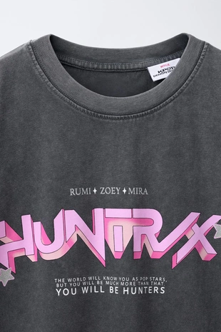 Футболка с эффектом потертости и принтом KPOP DEMON HUNTERS™ NETFLIX ©- Заказать в России