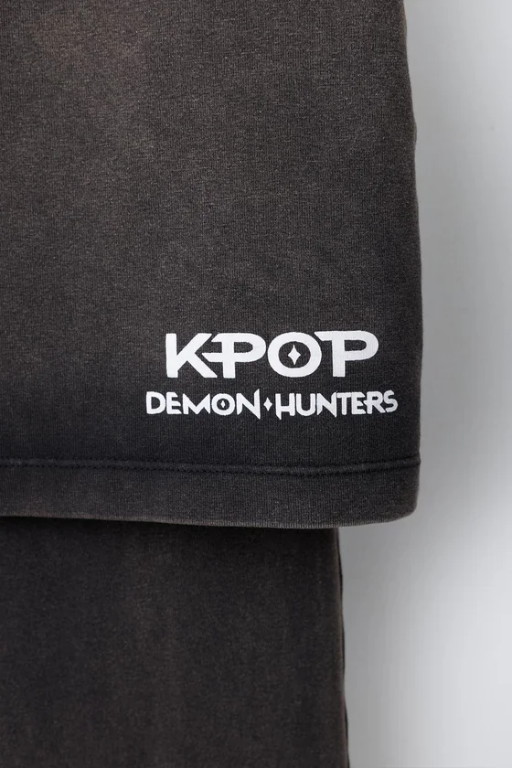 БРЮКИ клёш С НАСЛОЕННОЙ ЮБКОЙ «Kpop Demon Hunters» © Netflix