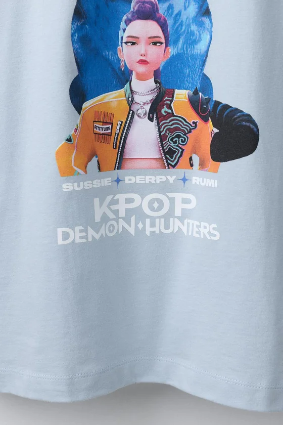 ФУТБОЛКА С ПРИНТОМ «Kpop Demon Hunters» © Netflix