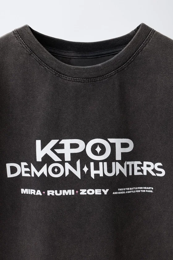 ФУТБОЛКА С ПРИНТОМ «Kpop Demon Hunters» © Netflix