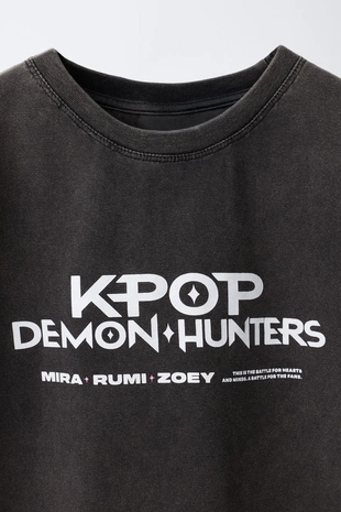 Футболка с принтом KPOP DEMON HUNTERS™ NETFLIX ©- Заказать в России