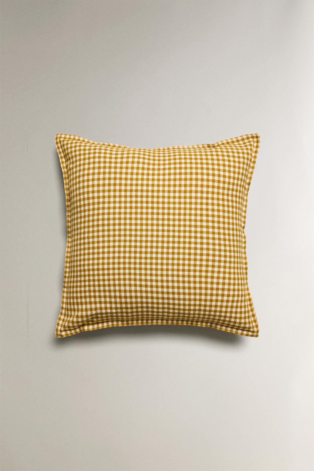 Чехол на подушку в клетку