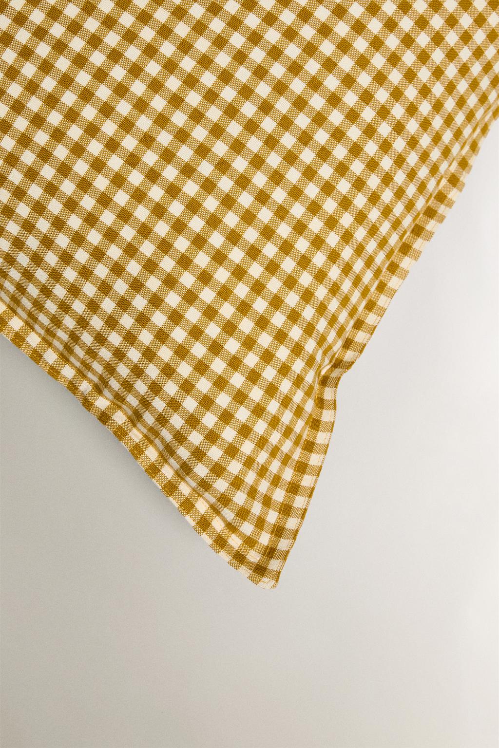 Чехол на подушку в клетку