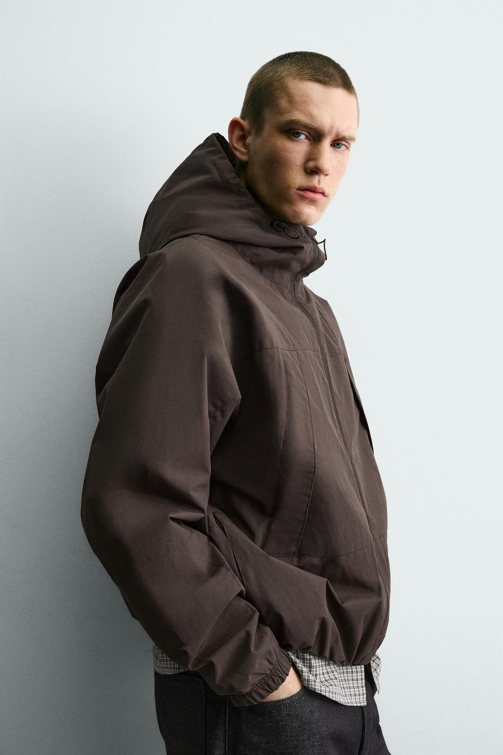 НЕПРОМОКАЕМАЯ КУРТКА ИЗ ВЫСОКОТЕХНОЛОГИЧНОЙ ТКАНИ С ПОЛАРФЛИСОМ