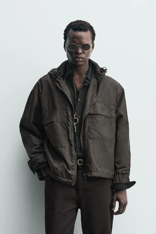 Куртка из высокотехнологичной ткани с капюшоном- Заказать в России