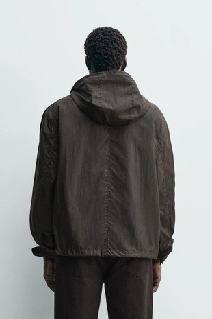 Куртка из высокотехнологичной ткани с капюшоном- Заказать в России