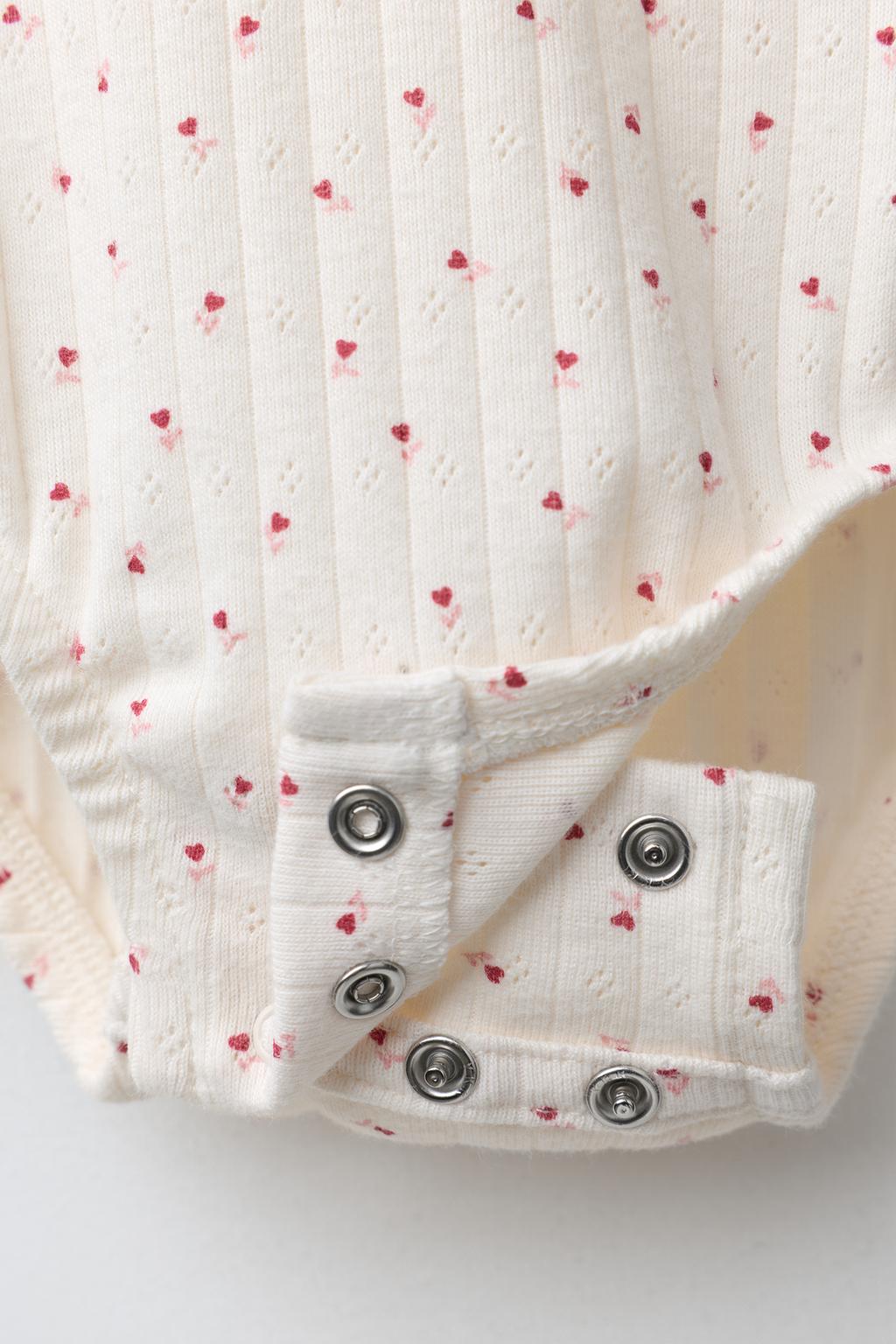 КОМПЛЕКТ ИЗ КАРДИГАНА, БОДИ И ЛЕГИНСОВ С ПРИНТОМ «СЕРДЦА»