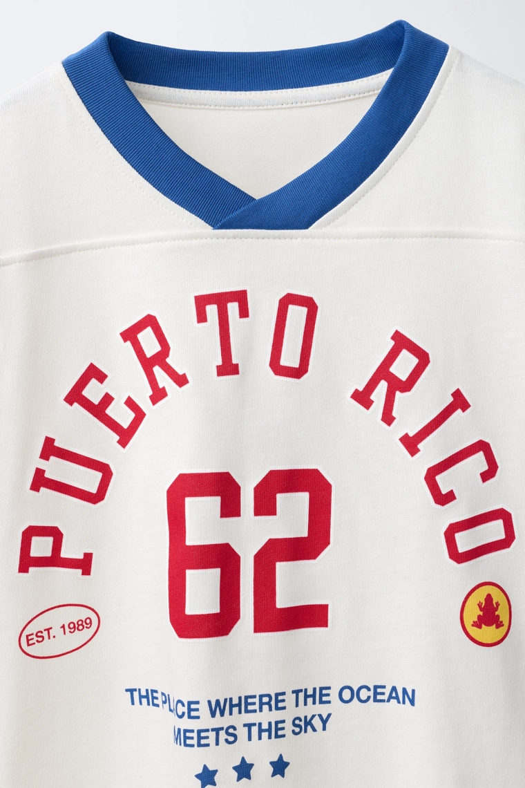 Футболка с v-образным вырезом и короткими рукавами