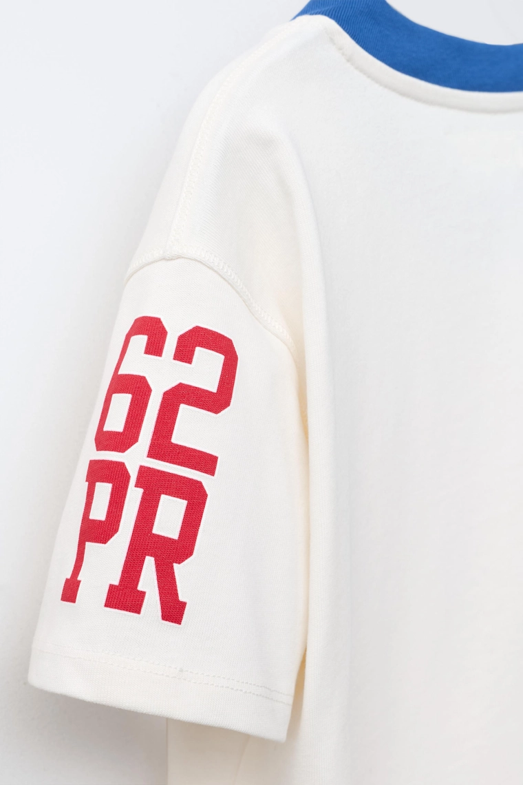 Футболка с v-образным вырезом и короткими рукавами