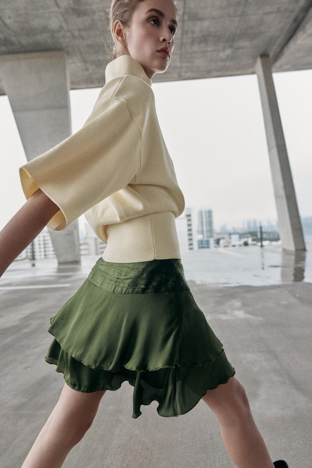 АТЛАСНАЯ МИНИ-ЮБКА С ВОЛАНАМИ