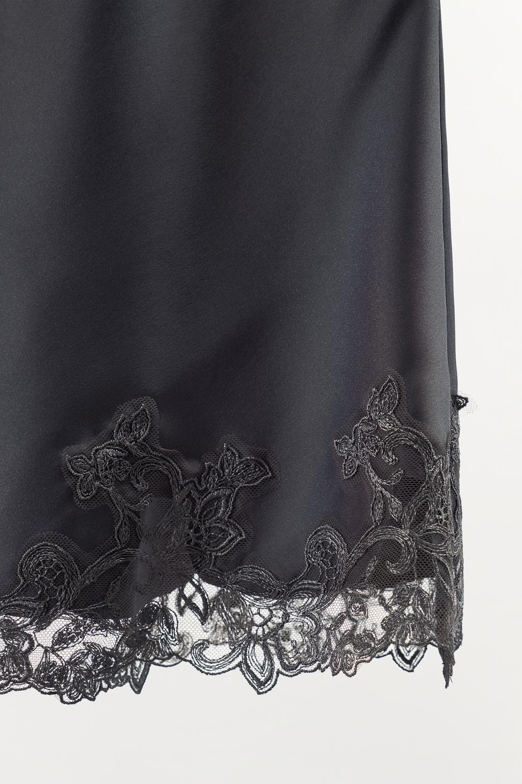 АТЛАСНАЯ МИНИ-ЮБКА С КРУЖЕВОМ