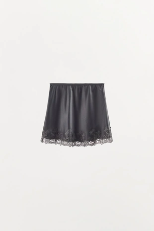 Атласная мини-юбка с кружевом