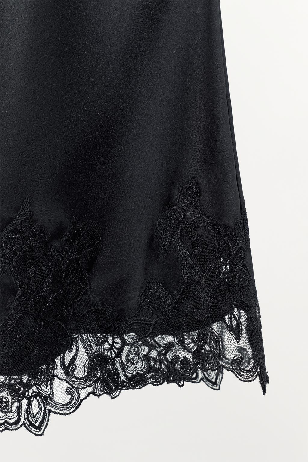 АТЛАСНАЯ МИНИ-ЮБКА С КРУЖЕВОМ