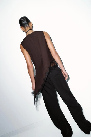 Топ асимметричного кроя с кружевом- Заказать в России