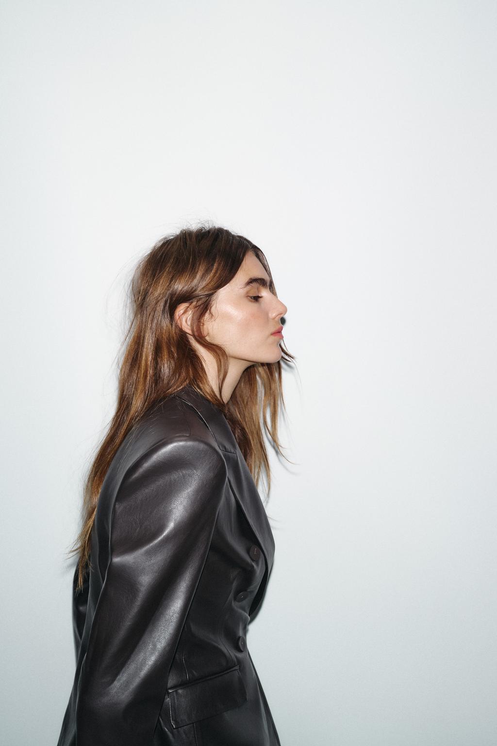 ДВУБОРТНЫЙ БЛЕЙЗЕР С ЭФФЕКТОМ КОЖИ