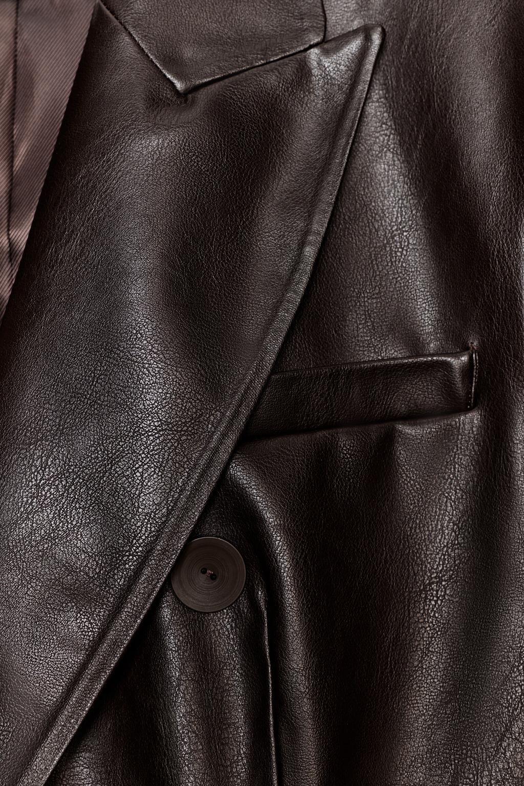 ДВУБОРТНЫЙ БЛЕЙЗЕР С ЭФФЕКТОМ КОЖИ