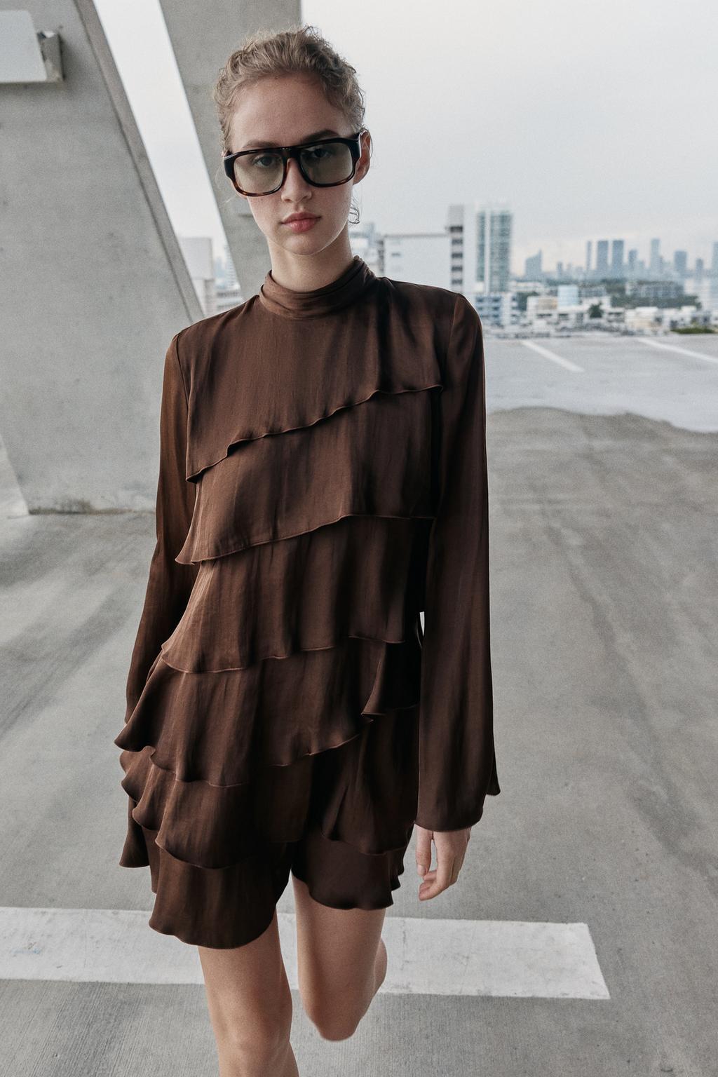 КОРОТКОЕ ПЛАТЬЕ ИЗ АТЛАСА С ВОЛАНАМИ