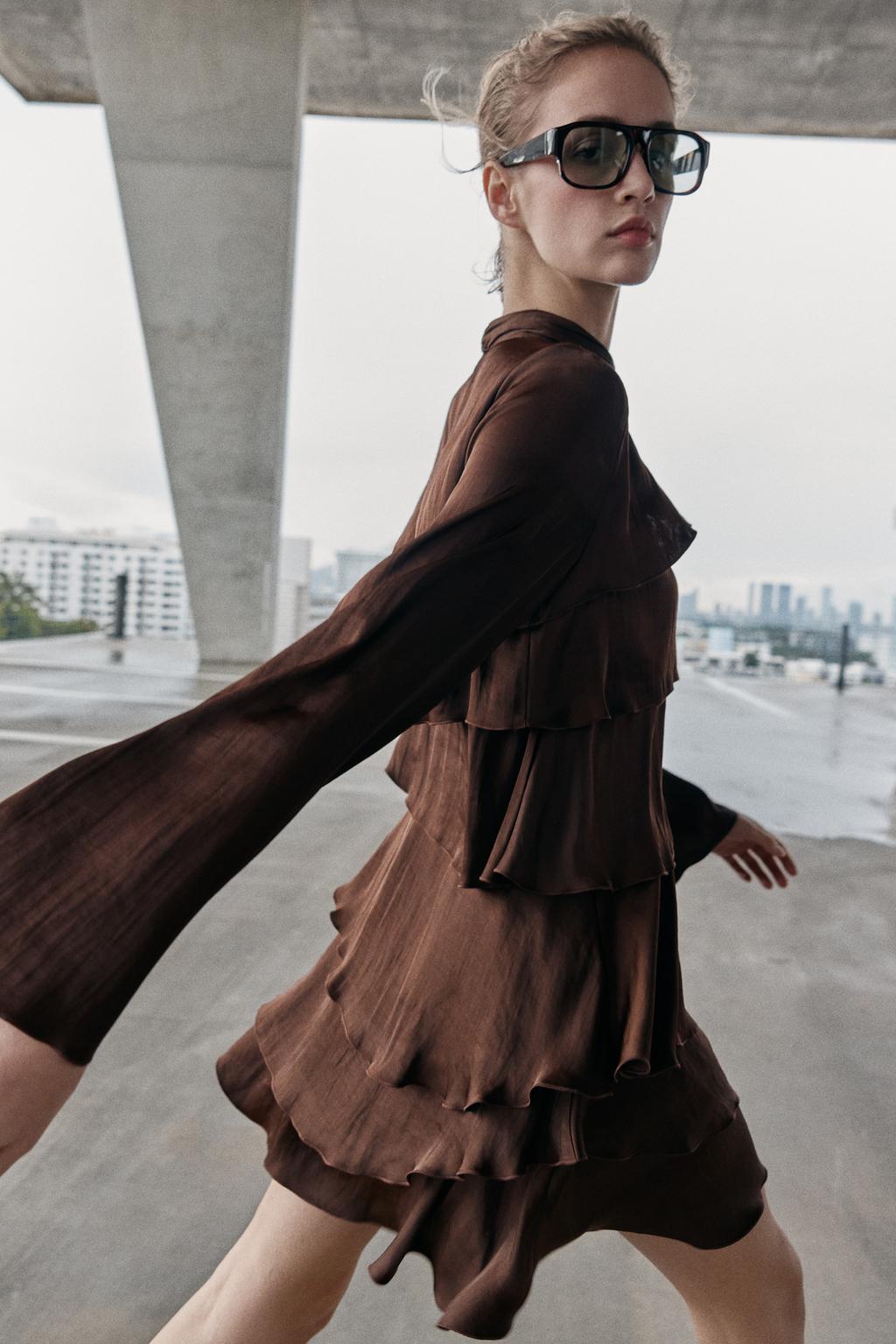 КОРОТКОЕ ПЛАТЬЕ ИЗ АТЛАСА С ВОЛАНАМИ