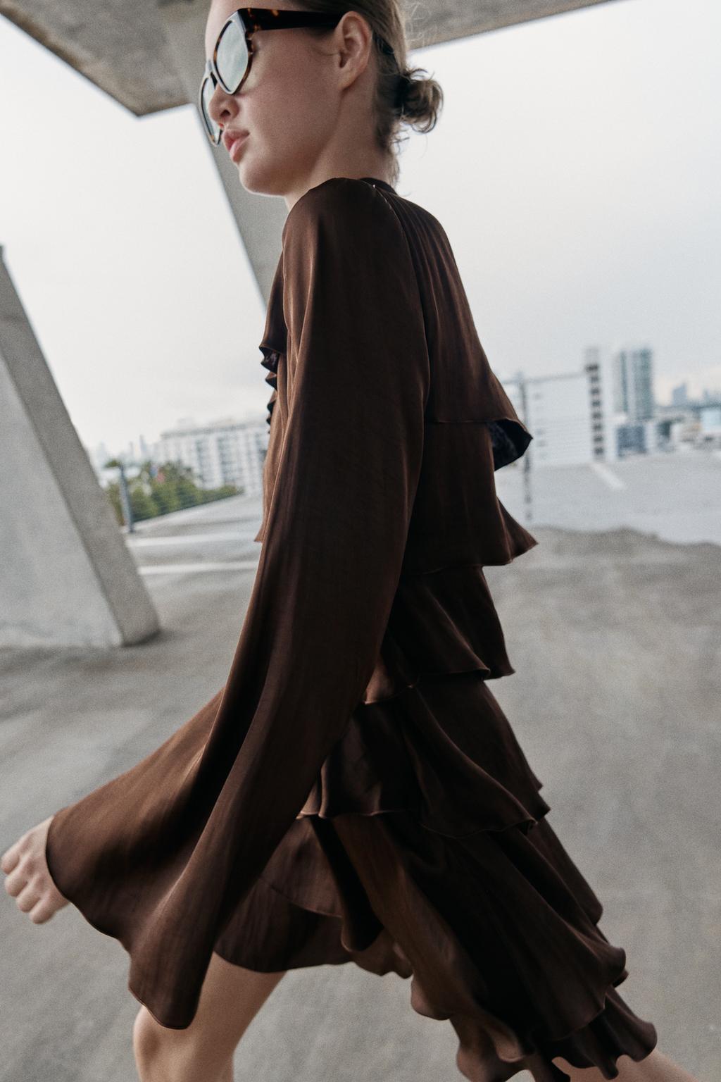 КОРОТКОЕ ПЛАТЬЕ ИЗ АТЛАСА С ВОЛАНАМИ