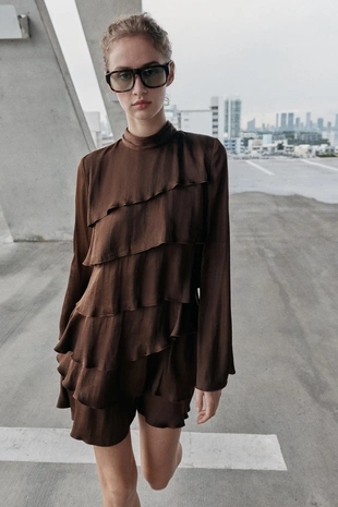 Короткое платье из атласа с воланами- Заказать в России