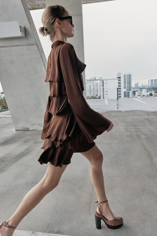 Короткое платье из атласа с воланами- Заказать в России