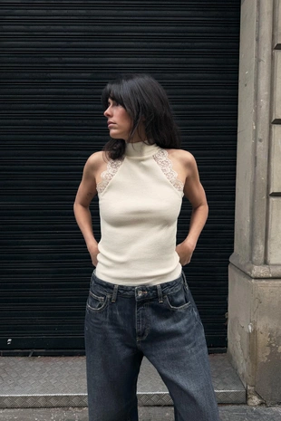 Футболка в рубчик с кружевом- Заказать в России