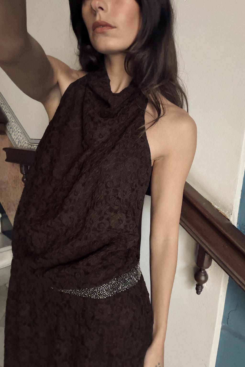 КРУЖЕВНОЕ ПЛАТЬЕ ХАЛТЕР СО СТРАЗАМИ