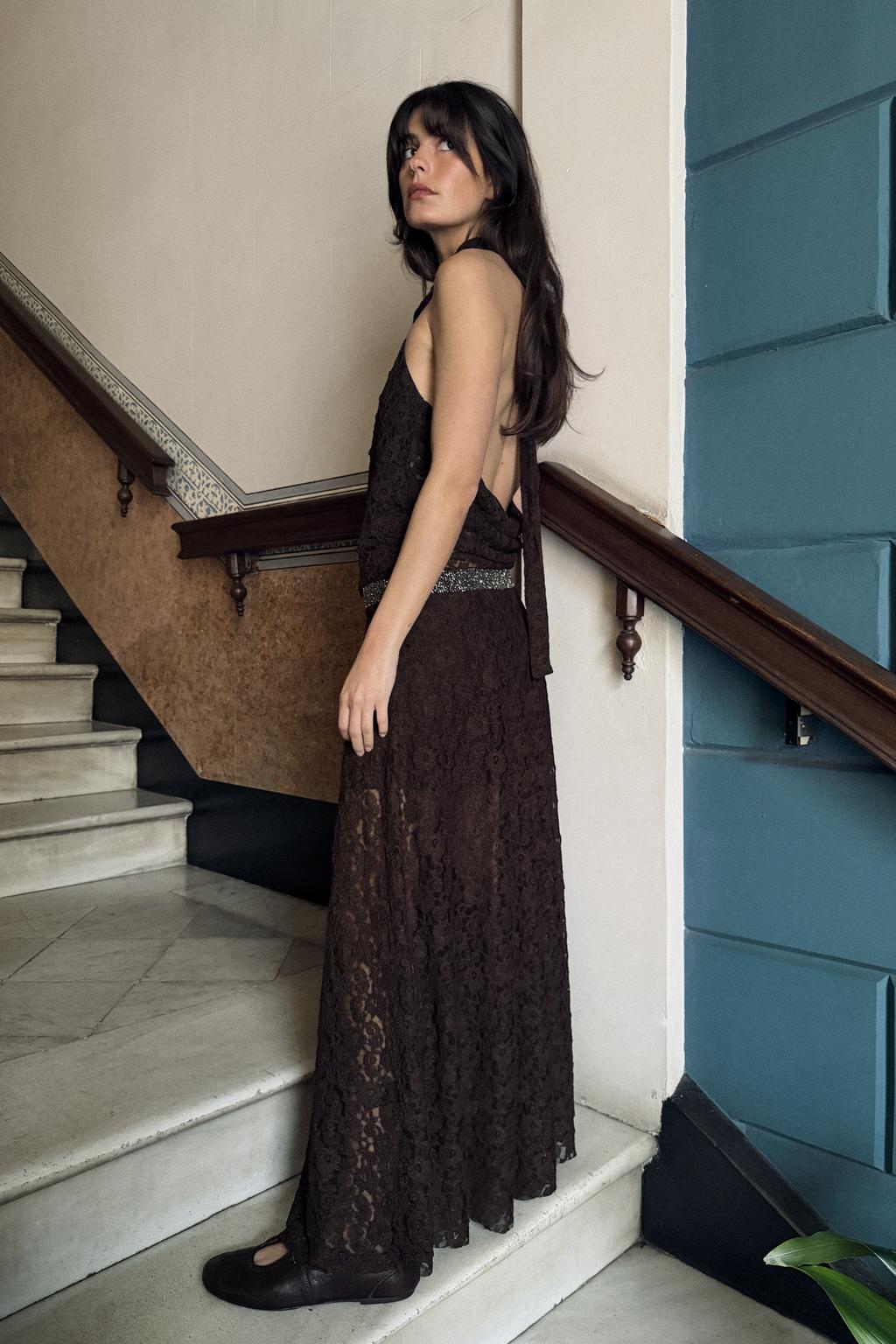 КРУЖЕВНОЕ ПЛАТЬЕ ХАЛТЕР СО СТРАЗАМИ