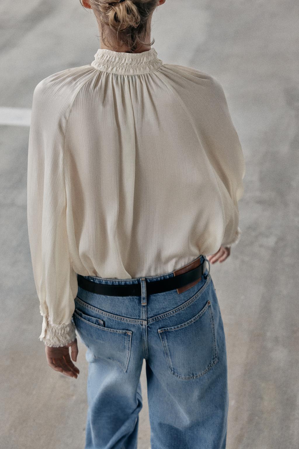 АТЛАСНАЯ БЛУЗА С ВОРОТНИКОМ СТОЙКОЙ