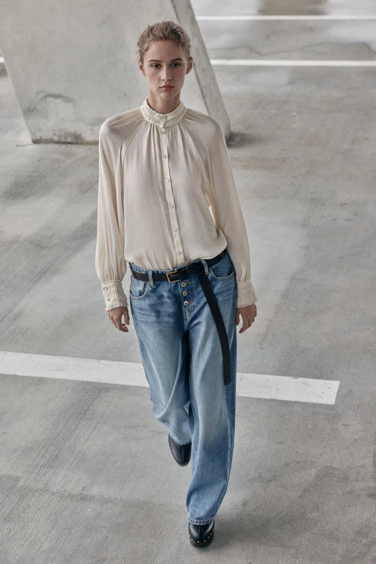 Атласная блузка с высоким воротником