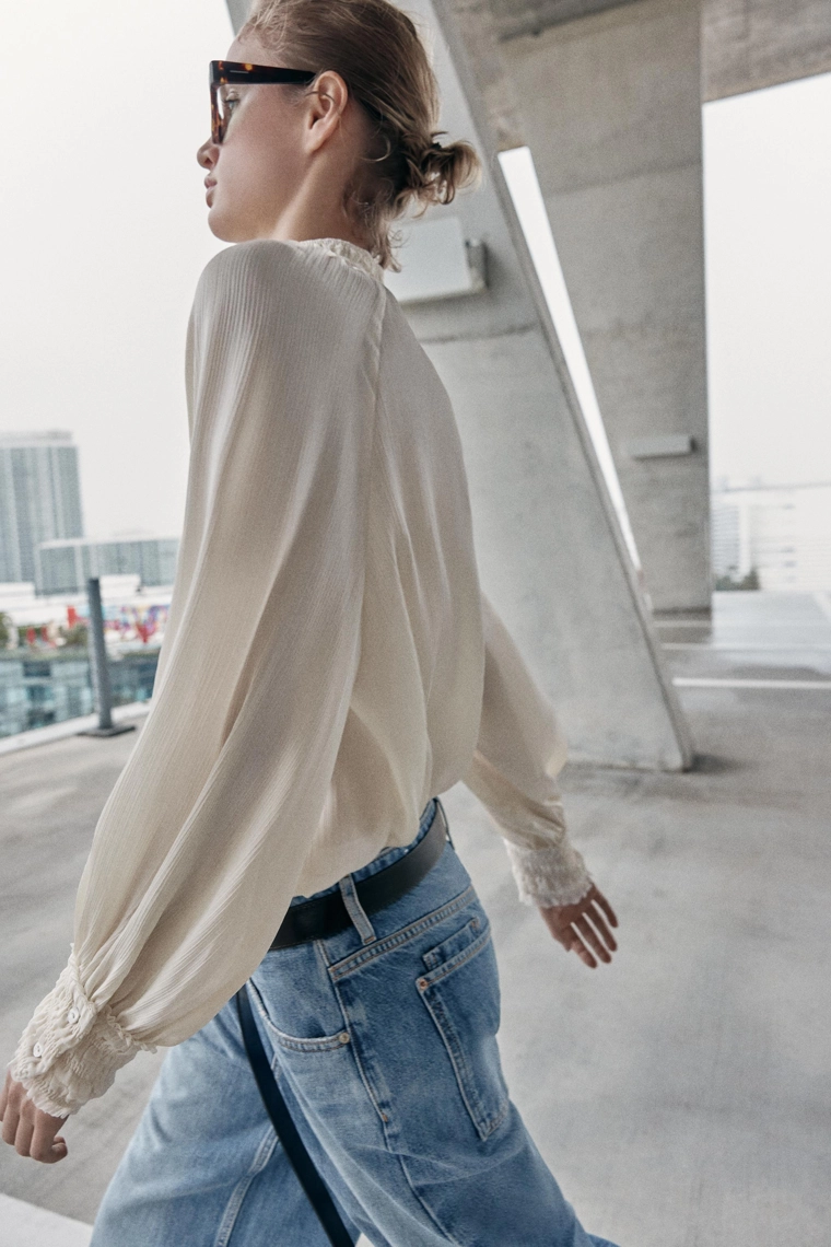 Атласная блузка с высоким воротником