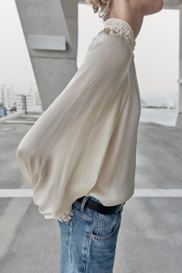 Атласная блузка с высоким воротником