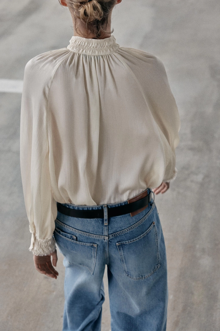 Атласная блузка с высоким воротником