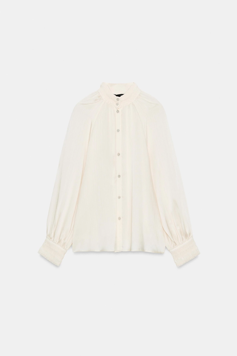 Атласная блузка с высоким воротником