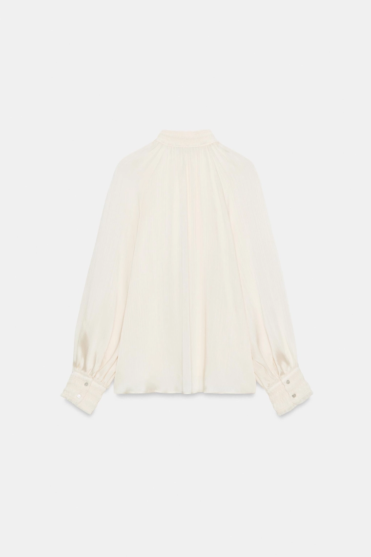 Атласная блузка с высоким воротником