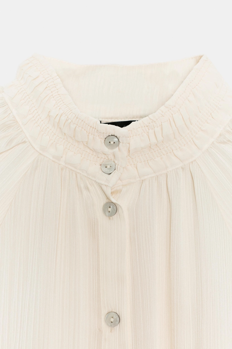 Атласная блузка с высоким воротником