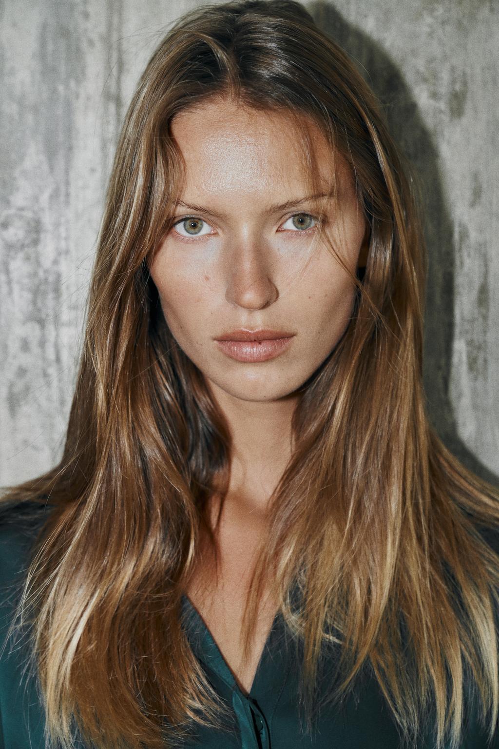 АТЛАСНАЯ БЛУЗКА С ТОНКИМ РЕМНЕМ