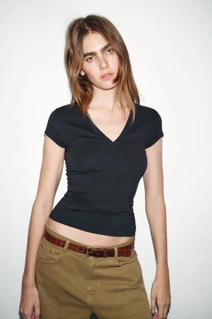 Футболка с V-образным вырезом