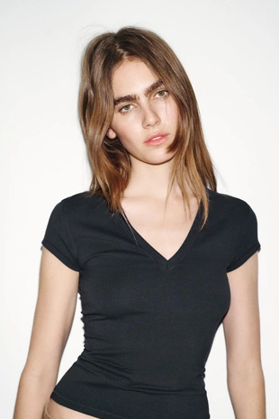 Футболка с V-образным вырезом