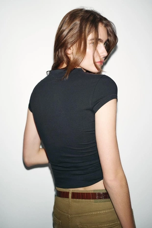 Футболка с V-образным вырезом- Заказать в России