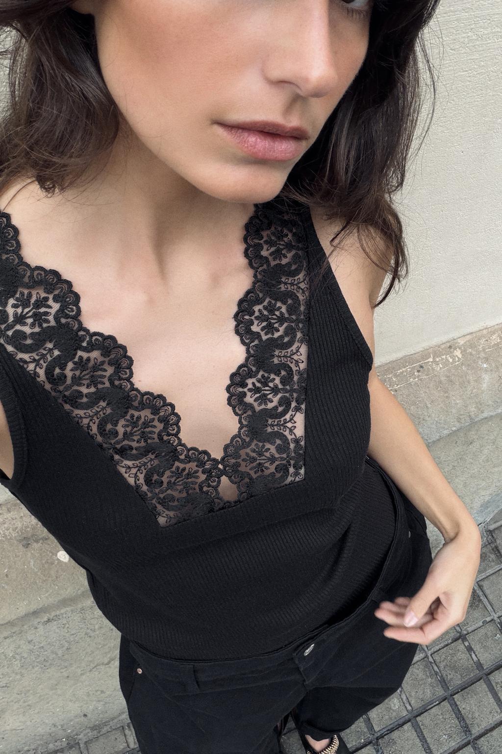 ФУТБОЛКА В РУБЧИК С КРУЖЕВОМ