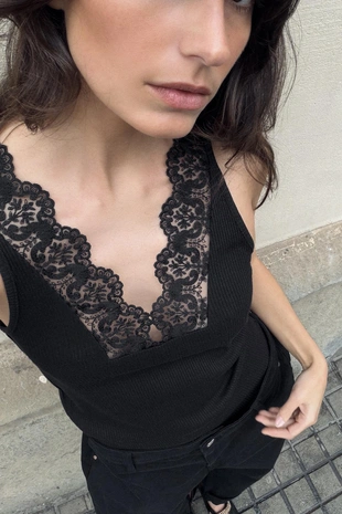 Футболка в рубчик с кружевом- Заказать в России