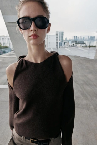 Свитер с вырезами- Заказать в России