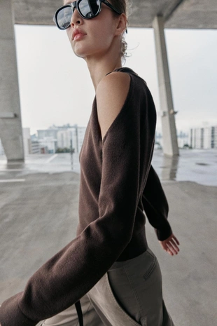 Свитер с вырезами- Заказать в России