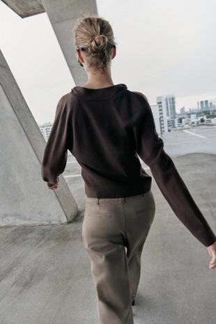 Свитер с вырезами- Заказать в России