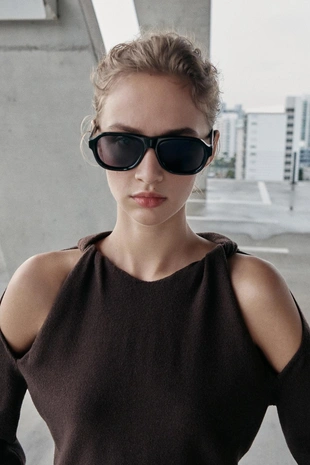 Свитер с вырезами- Заказать в России