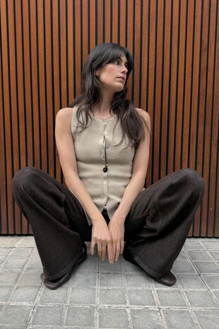 Топ в рубчик с баской и пуговицами