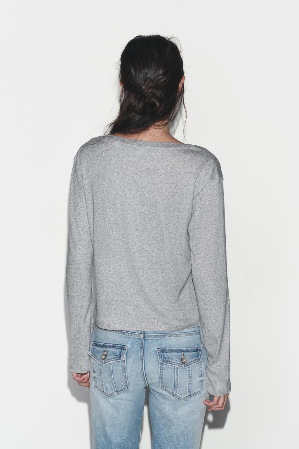 ФУТБОЛКА С ВЫРЕЗОМ «ЛОДОЧКА» И ДЛИННЫМИ РУКАВАМИ